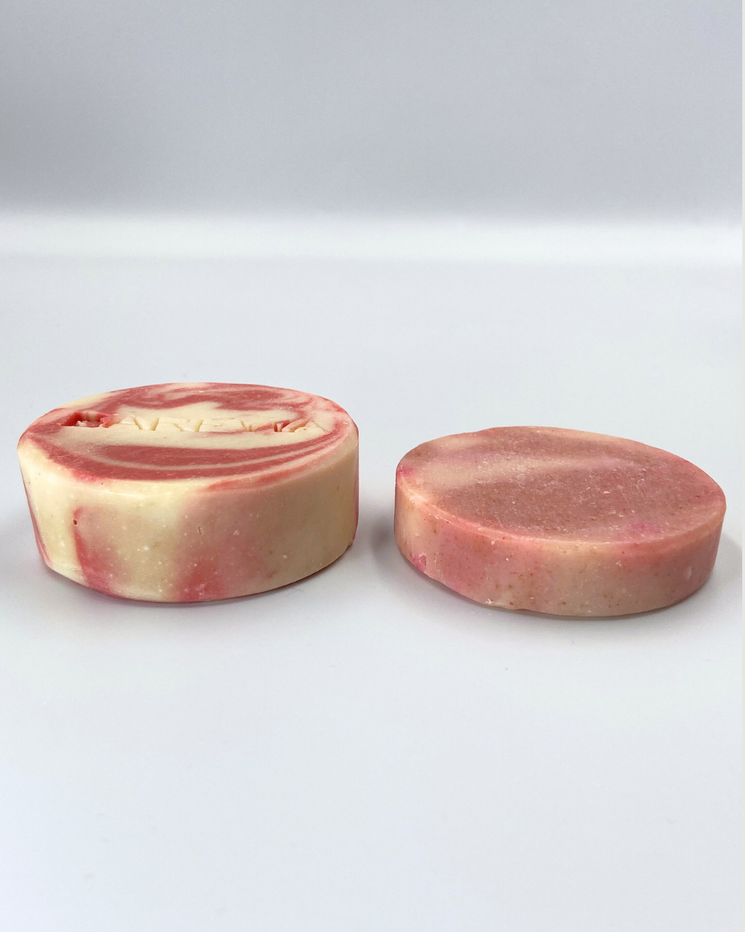 Jabón de chocolate y rosas.