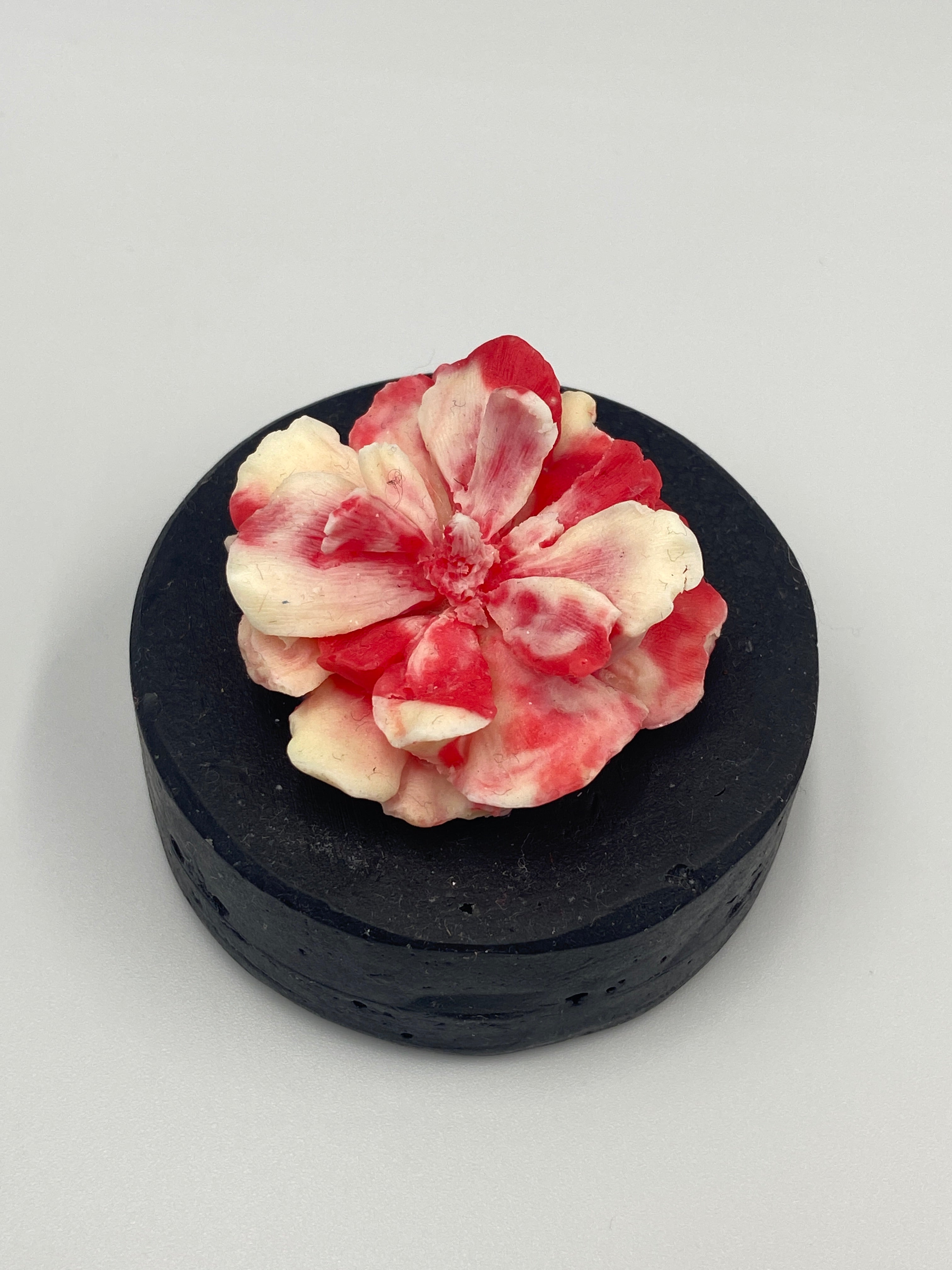 Jabón en flor con base negra